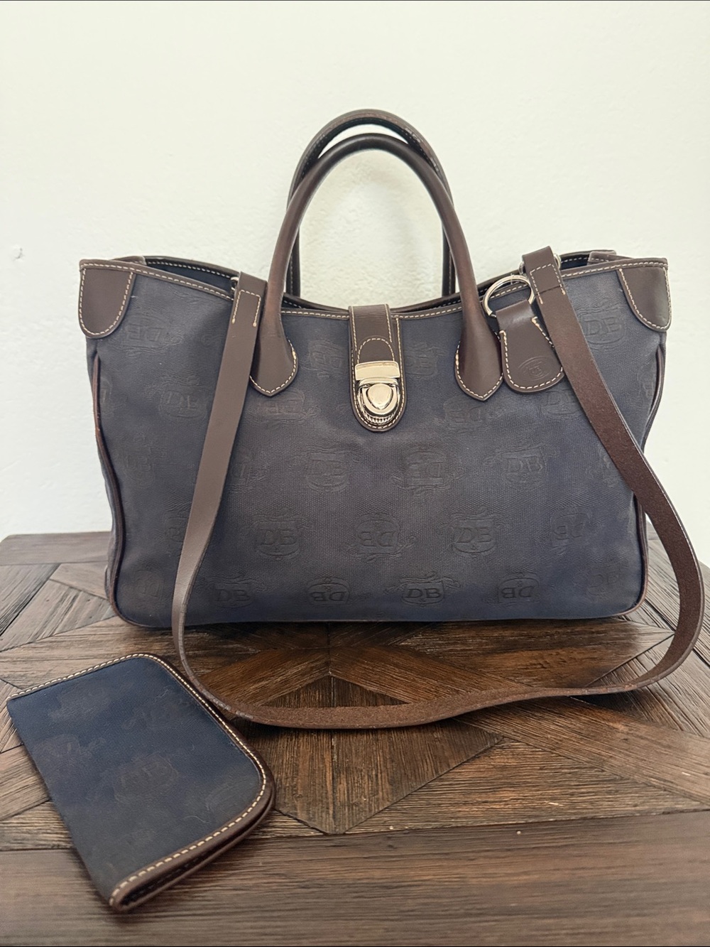 Dooney & Bourke Vintage Large Navy Signature Shoulder Satchel Tote pouch keychai